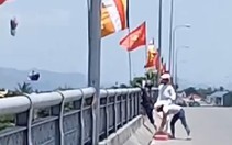 Lại xuất hiện clip ném vàng mã xuống sông Hương