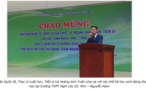 Trường cho treo biển ‘chào mừng nhà báo quốc tế’ vì thấy có trung ương về dự