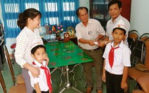 Nhặt được túi vàng, 2 học sinh lớp 3 nộp cho trường tìm người mất