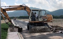 Tạm giữ 10 người cản trở chính quyền dẹp dự án 'ma'