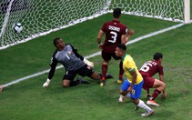 VAR 'cản' chủ nhà Brazil giành chiếc vé đầu tiên vào tứ kết