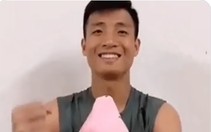 Bùi Tiến Dũng ôm heo hồng, quay video chúc sĩ tử thi tốt