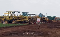 Xe múc trong công trình nổ bánh, 2 người chết