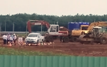 Video: Bánh xe cẩu phát nổ, hai người tử vong ngay tại công trình