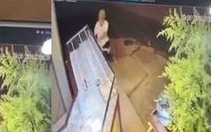 Clip dùng búa đập vỡ tủ kính cướp vàng trong tích tắc