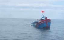 Cứu 4 phụ nữ và 2 trẻ em trên tàu cá bị chìm giữa biển Quảng Ngãi