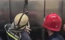 Phá cửa thang máy giải cứu 21 người mắc kẹt