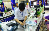 Thầy có mang thẻ ATM theo không?
