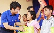 Tặng huy hiệu Tuổi trẻ dũng cảm cho học sinh cứu em nhỏ đuối nước