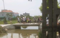 Lao xuống kênh khi đạp xe qua cầu, hai em nhỏ chết đuối thương tâm