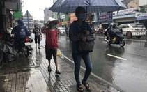 Bão ở miền Bắc, sao TP.HCM mưa như có bão?