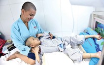 Người mẹ cạo đầu để cùng con chống chọi với ung thư