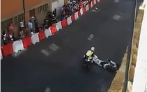 Video tay đua môtô Cabero thoát chết kỳ diệu sau cú tông vào đầu
