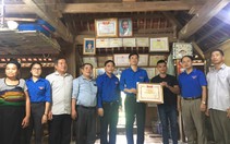 Tặng bằng khen cho thanh niên dũng cảm cứu người trong dòng nước lũ