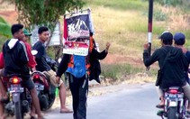 Video: Người đàn ông đi... lùi 700km để kêu gọi bảo vệ rừng