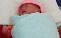 Bé sơ sinh trong bọc nilông được nhiều người xin nhận làm con nuôi