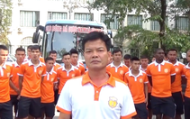 Giám đốc kỹ thuật và cầu thủ Nam Định cúi đầu xin lỗi vụ pháo sáng