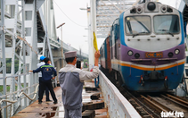 Video chuyến tàu cuối cùng qua cầu đường sắt Bình Lợi 117 tuổi