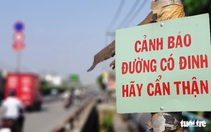 Quốc lộ 1 ở TP.HCM xuất hiện bảng cảnh báo 'đường có đinh, hãy cẩn thận'