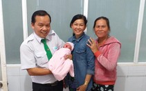 Chở nửa đường, bà đẻ chuyển dạ, bác tài taxi đỡ đẻ luôn
