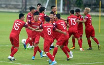 Tuyển Việt Nam cực kỳ vui vẻ trên sân tập chờ đấu Thái Lan