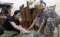 'Ngoại mừng quá, không ngủ được con à'