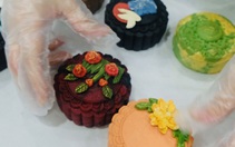 Bánh Trung thu thiết kế 'cháy hàng', khách vây quanh chờ mua