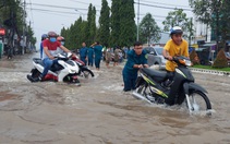 Công an, dân phòng Cần Thơ ra đường đẩy xe giúp dân 'vượt' triều cường