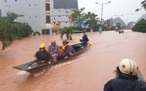 Dân 'cầu cứu' trên mạng vì lũ lên đột ngột: 'Xem xét do nghẽn thông tin hay không tuyên truyền?'