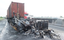 Va quẹt nhẹ, đầu kéo container cháy thành tro trên cao tốc TP.HCM - Trung Lương