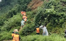 Bộ đội hỗ trợ đưa đoàn du khách mắc kẹt trên núi Tà Giang xuống