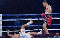 Mới hiệp 1, võ sĩ đã tung cú knock-out mạnh tới nỗi đối phương trượt khỏi sàn đấu