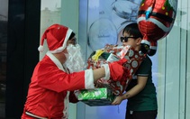Ông già Noel đeo khẩu trang, tất bật chạy show tặng quà Giáng sinh