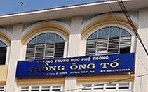 Công an làm việc với 2 nam sinh đặt máy quay lén trong nhà vệ sinh nữ