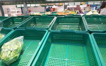 Nhiều khay hàng thiết yếu tại các siêu thị ở TP.HCM bị vét sạch