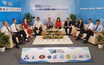 Trường đại học chi tiền tỉ làm 'phim trường' tư vấn, giải đáp thí sinh xuyên đêm