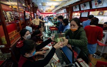 Tiệm vàng ở Hà Nội quá tải vì người dân đổ xô đi bán vàng