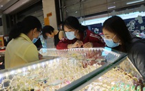 Giảm mạnh, giá vàng trong nước vẫn cao hơn giá vàng thế giới