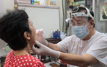 Bác sĩ ở TP.HCM 'tự chế' mũ bảo hộ mùa dịch