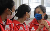 Sinh viên nhận khẩu trang, dung dịch sát khuẩn ngày đầu đi học lại