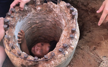 Nghẹt thở giải cứu bé 7 tuổi mắc kẹt trong lõi trụ điện cũ