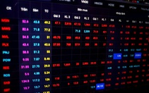 VN-Index mất mốc 700 điểm, hàng trăm cổ phiếu không có người mua