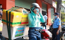 TP.HCM: Đổ xô nhận 'tiếp tế' từ gia đình trong ngày đầu hạn chế đi lại