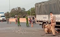 Xe tải tông đuôi xe máy cày, 2 người chết, 1 tài xế nguy kịch