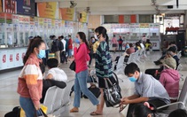 Bến xe tại TP.HCM nhộn nhịp trở lại, khách chen nhau mua vé dịp lễ 30-4