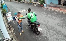 Tạm giữ tài xế GrabBike giật điện thoại của người mẹ đang bế con