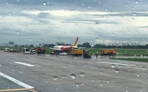 Máy bay hạ cánh trượt khỏi đường băng Tân Sơn Nhất, Vietjet nói do mưa gió lớn