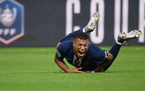 Khoảnh khắc chân của Mbappe gập lại sau pha vào bóng của đối thủ