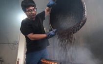 Đến Hà Nội làm 'cốc nâu' rang từ bếp củi được giữ lửa qua... 4 đời