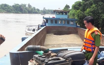 Vây bắt cát tặc, một công an chết đuối vì bị chủ ghe đánh chìm ghe